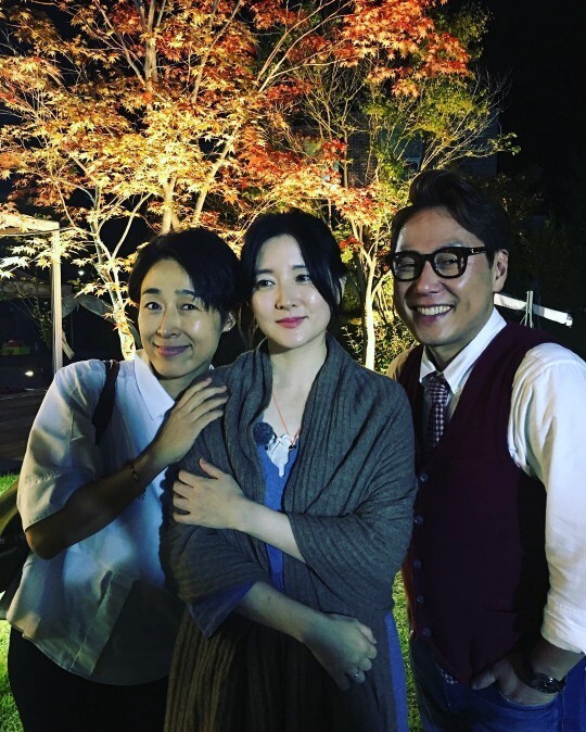 歌手尹钟信公开了一张与演员李英爱、徐慧珍PD的合照 歌手尹钟信公开了一张与演员李英爱、徐慧珍PD的合照