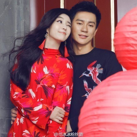 范冰冰与李晨为某品牌拍摄的新春广告照引起了网友的讨论 范冰冰与李晨为某品牌拍摄的新春广告照引起了网友的讨论