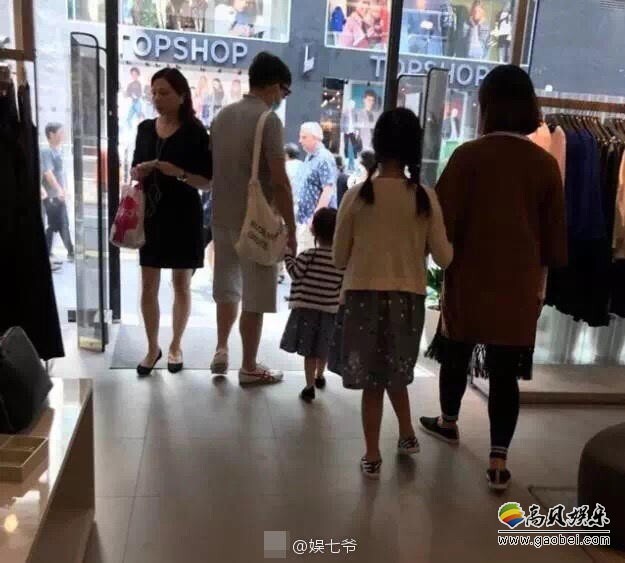 有网友在香港街头偶遇黄磊一家四口在逛街 有网友在香港街头偶遇黄磊一家四口在逛街