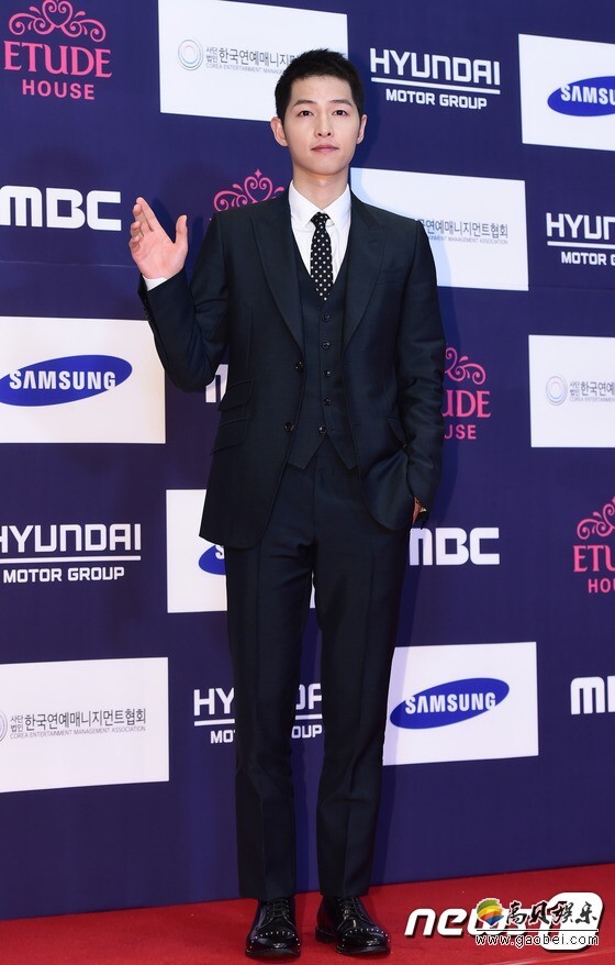 宋仲基、李秉宪、金喜善等明星亮相红毯并出席颁奖典礼 宋仲基、李秉宪、金喜善等明星亮相红毯并出席颁奖典礼