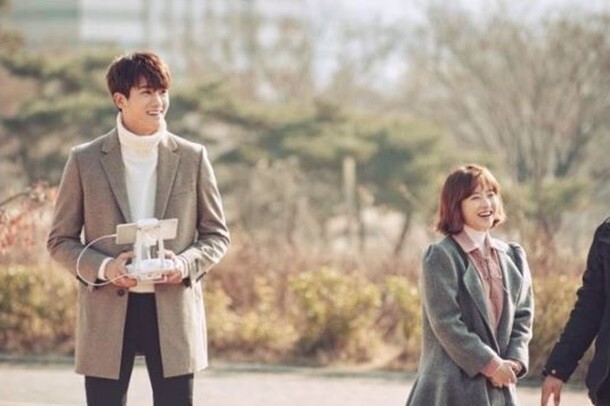 《大力女子都奉顺》剧组公开了两人笑容灿烂的片场花絮照