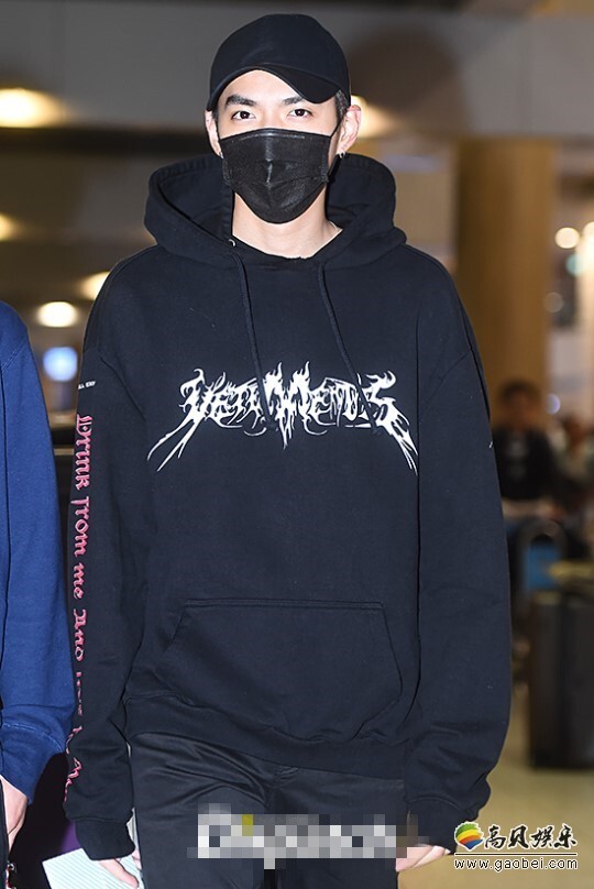 全黑装扮霸气十足的吴亦凡退出EXO后现身韩国机场 全黑装扮霸气十足的吴亦凡退出EXO后现身韩国机场