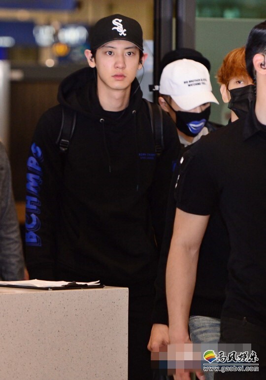 EXO在日本演唱会结束后行程返韩 成员素颜现身机场显疲惫 EXO在日本演唱会结束后行程返韩 成员素颜现身机场显疲惫