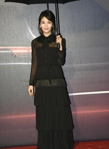 刘涛一身黑亮相了上海某活动？