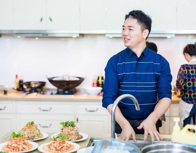 刘强东一展厨艺了？