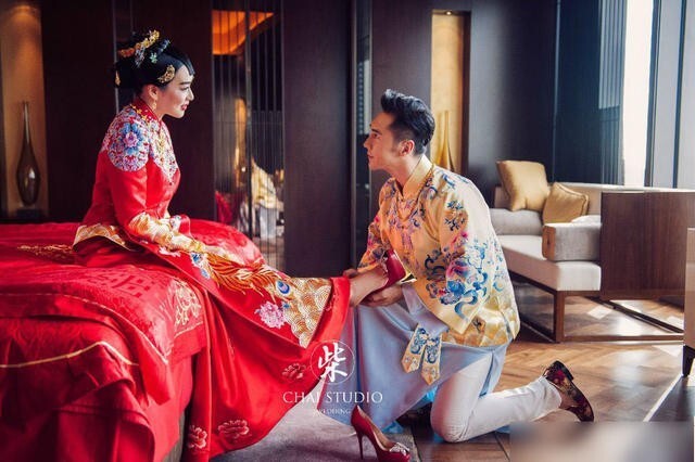 钟丽缇张伦硕的中式婚纱? 钟丽缇张伦硕的中式婚纱?