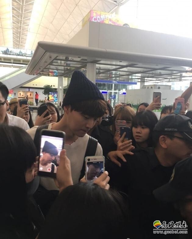 安宰贤为出席活动抵达在哪个国际机场？