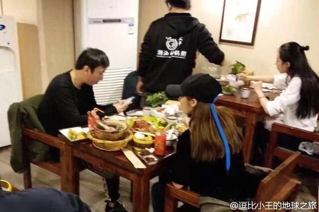 王思聪与网红美女豆得儿吃平价菜？