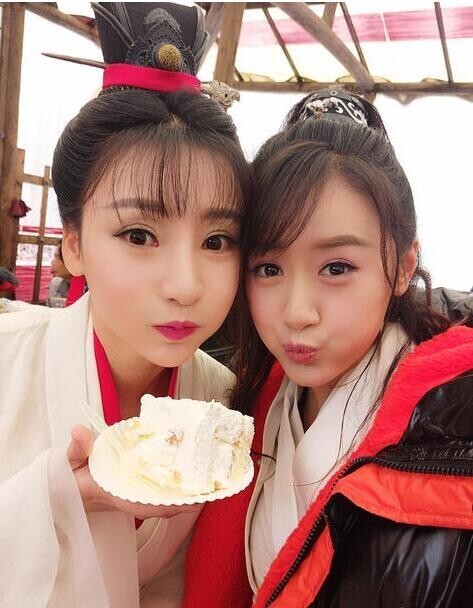 柳岩在《回到明朝当王爷之杨凌传》剧组庆生? 柳岩在《回到明朝当王爷之杨凌传》剧组庆生?