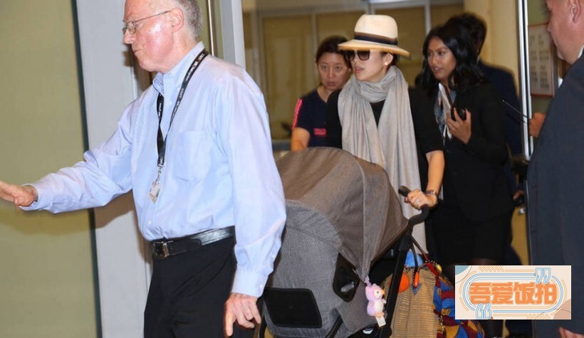 自从当了妈的章子怡无论在哪都带着娃,这下抵达多伦多了? 自从当了妈的章子怡无论在哪都带着娃,这下抵达多伦多了?