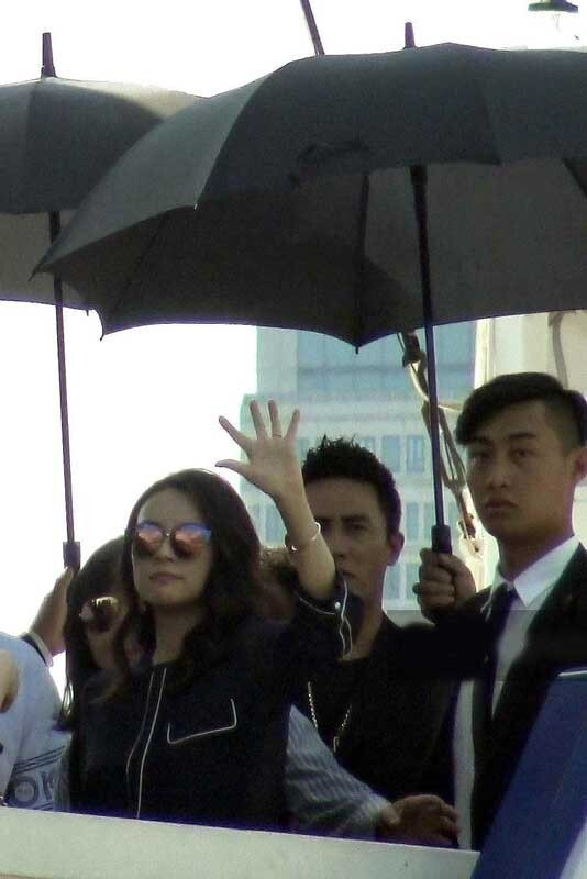 章子怡获专人撑伞，对镜头大方挥手？显亲和？