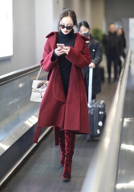 杨幂机场秒变“低头族”了？