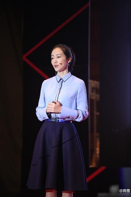 韩雪穿蓝百褶裙演讲了？