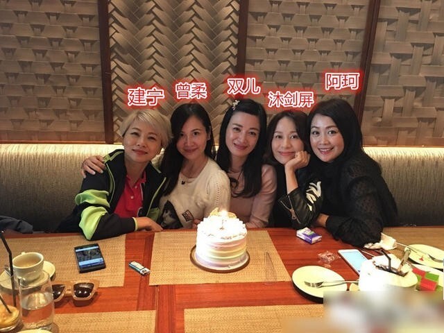 陈小春版《鹿鼎记》5个老婆齐聚在一起了? 陈小春版《鹿鼎记》5个老婆齐聚在一起了?