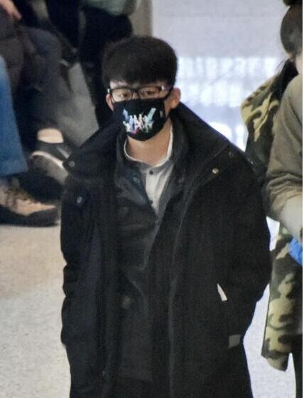 王宝强一身黑装深夜现身机场了? 王宝强一身黑装深夜现身机场了?