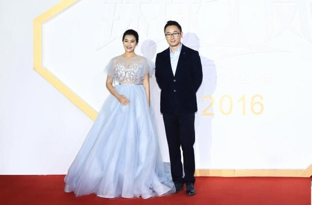 陆川携刘洁涵于北京受邀出席公益盛典了? 陆川携刘洁涵于北京受邀出席公益盛典了?