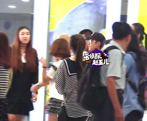 张一山日前回京与好友深夜聚餐 张一山日前回京与好友深夜聚餐