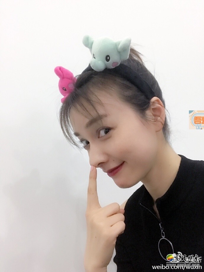 吴昕在微博晒出一组搞怪自拍