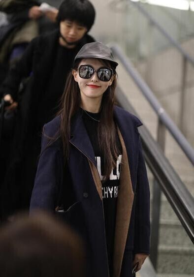 唐嫣甜蜜笑容现身虹桥机场? 唐嫣甜蜜笑容现身虹桥机场?