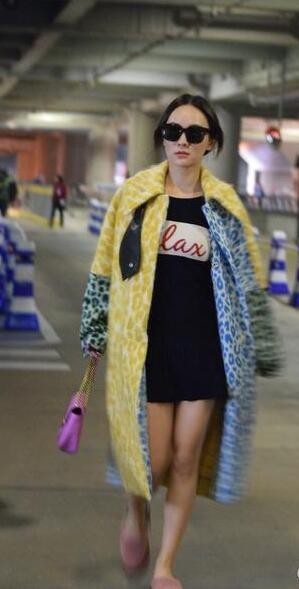 这么冷的天,霍思燕这身什么时装现身机场? 这么冷的天,霍思燕这身什么时装现身机场?