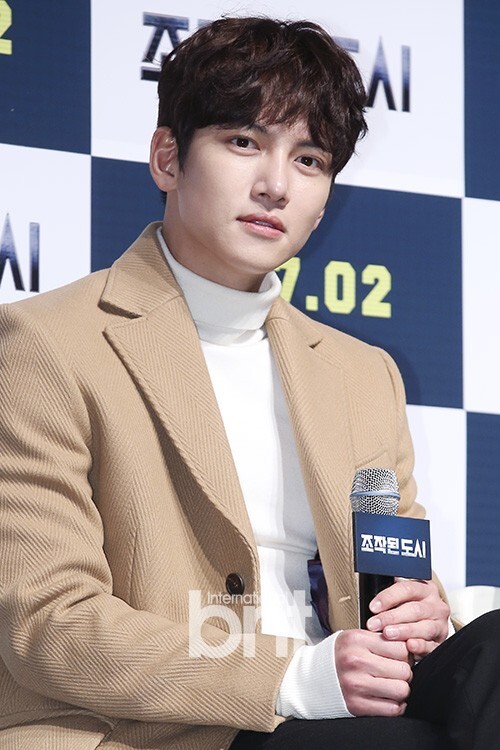 韩国电影《被捏造的都市》制作发布会在首尔CGV电影院举行