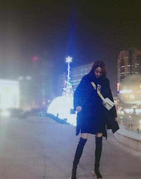 向往爱情的关晓彤看电影哭惨了？