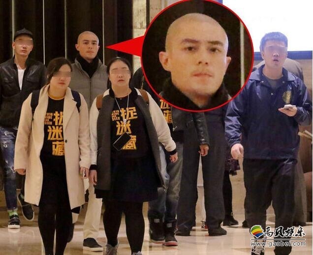 光头老干部十分抢眼? 光头老干部十分抢眼?