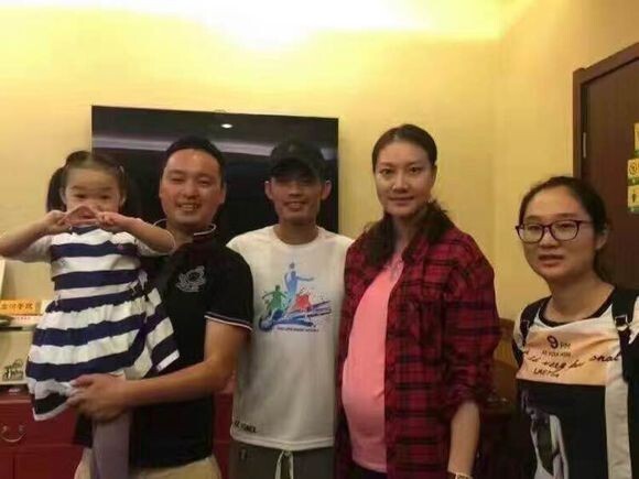 林丹要当爹了谢杏芳挺孕肚现身？