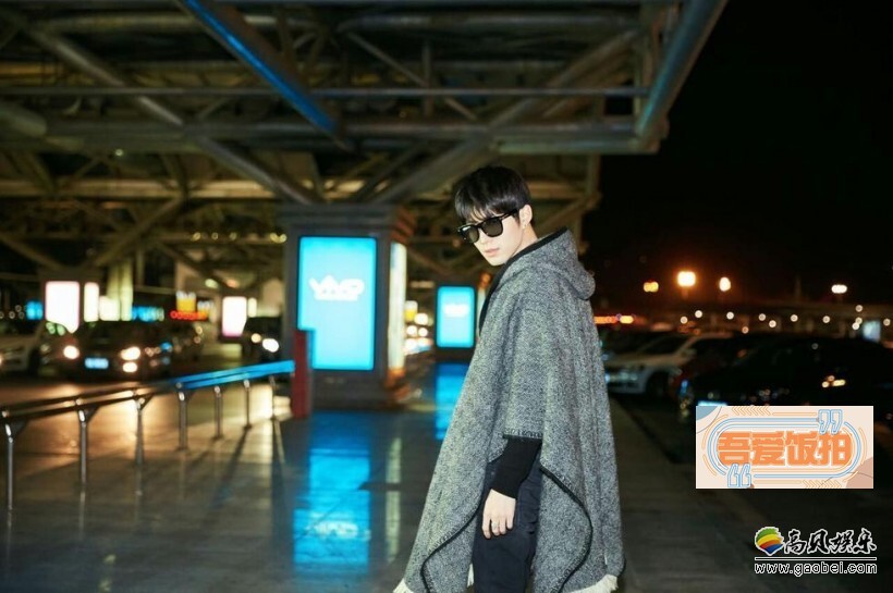 披灰色连帽斗篷陈学冬返回上海了？