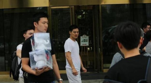 42岁周迅与老公去哪了？