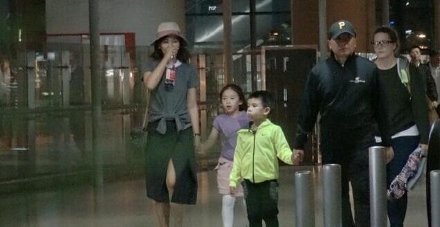 近日刘涛与丈夫王珂,儿子女儿现身街头了? 近日刘涛与丈夫王珂,儿子女儿现身街头了?