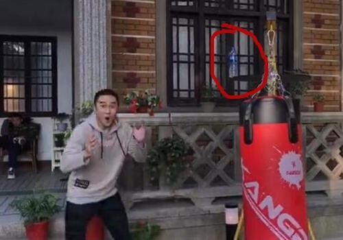 活生生的硬汉做出了什么小女人的动作呢? 活生生的硬汉做出了什么小女人的动作呢?