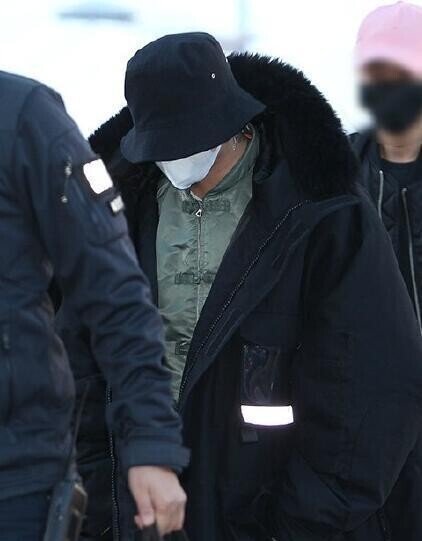 权志龙戴帽子口罩遮全脸现身机场？