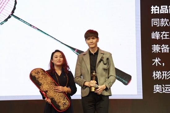 世界冠军鲍春来公益上捐赠什么了? 世界冠军鲍春来公益上捐赠什么了?