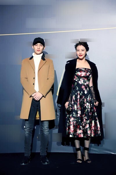 香港女星周海媚与小鲜肉一起参加活动? 香港女星周海媚与小鲜肉一起参加活动?