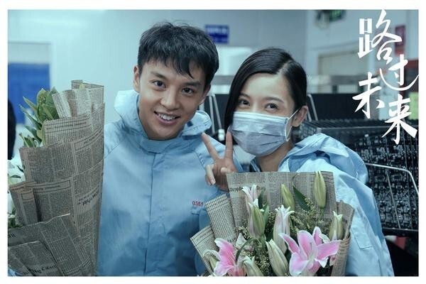 《路过未来》尹昉在片中饰演男主角吗？