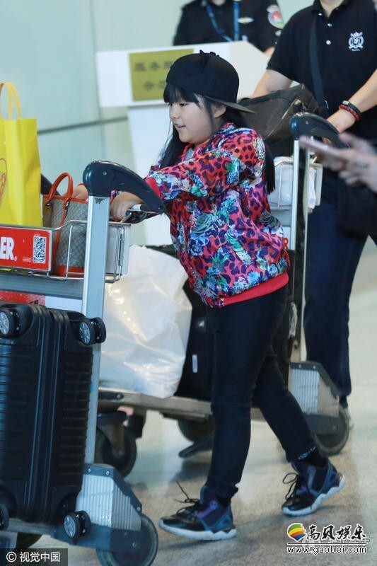 李湘一家返京,王诗龄帮推行李萌翻了? 李湘一家返京,王诗龄帮推行李萌翻了?