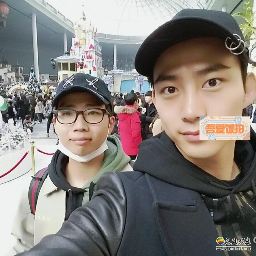 玉泽演与友人在乐天世界玩碰碰车？