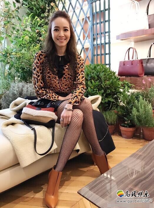 佩岑穿渔网袜秀美腿,这打扮真心有点吃藕? 佩岑穿渔网袜秀美腿,这打扮真心有点吃藕?