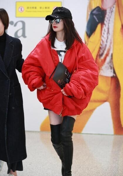 杨幂穿红外套现身机场,机场变秀场了? 杨幂穿红外套现身机场,机场变秀场了?