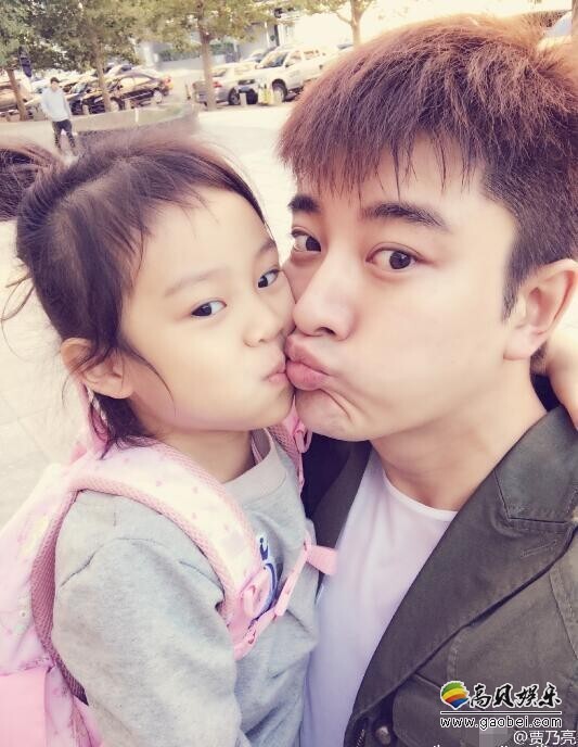 贾乃亮甜馨两父女送上了一枚香吻? 贾乃亮甜馨两父女送上了一枚香吻?