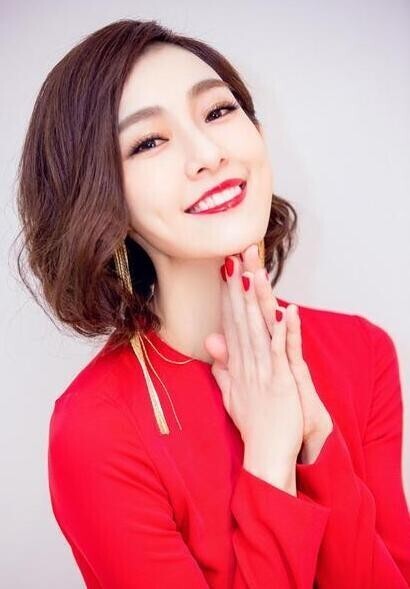 范玮琪一身红裙现身某活动？