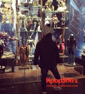 李珉廷近日在Instagram上公开了儿子俊浩帅气的背影照