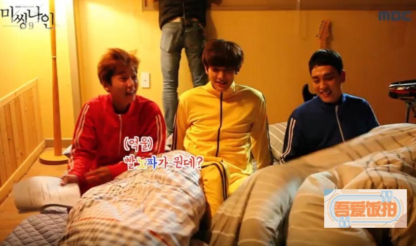 《Missing9》日前公开了剧中乐团成员EXO灿烈躺著睡觉的拍摄花絮 《Missing9》日前公开了剧中乐团成员EXO灿烈躺著睡觉的拍摄花絮