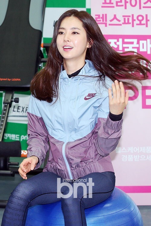 韩国演员韩彩雅出席了在首尔龙山区举行的某品牌活动 韩国演员韩彩雅出席了在首尔龙山区举行的某品牌活动