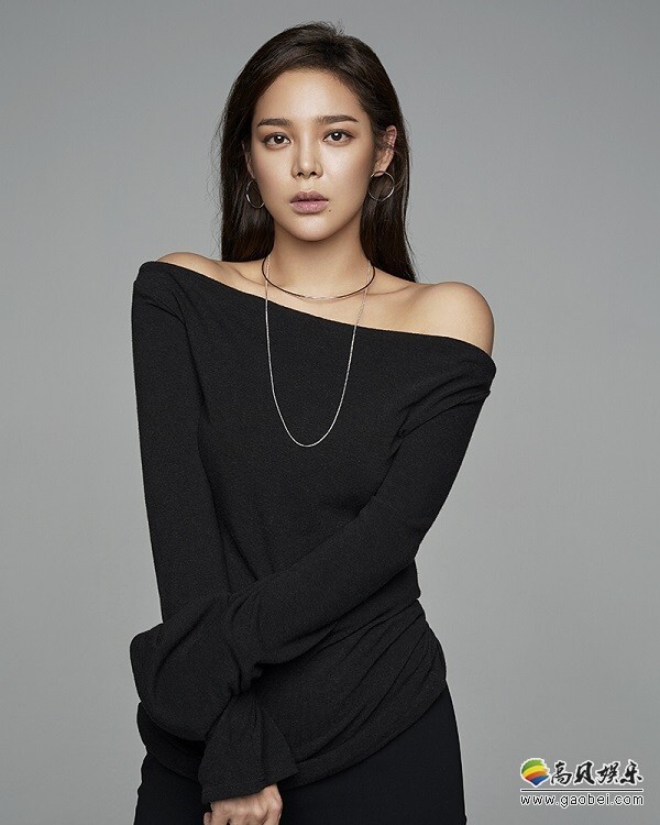 某珠宝首饰品牌方面发布了一组演员朴诗妍拍摄的2017 S/S写真 某珠宝首饰品牌方面发布了一组演员朴诗妍拍摄的2017 S/S写真