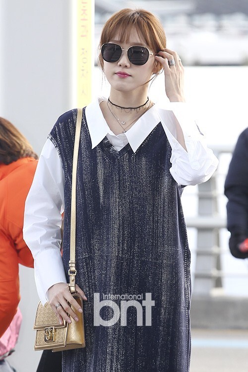 韩国演员李圣经9日下午前往巴厘岛为某时尚杂志拍摄画报