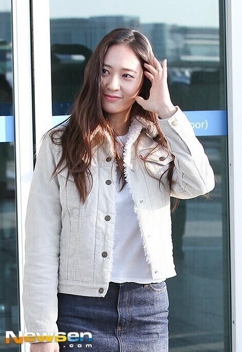 f(x)成员Krystal因为海外行程经由仁川机场前往美国纽约 f(x)成员Krystal因为海外行程经由仁川机场前往美国纽约