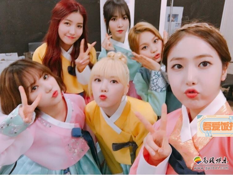 穿著漂亮韩服嘟起嘴的优加亲估真的好可爱啊