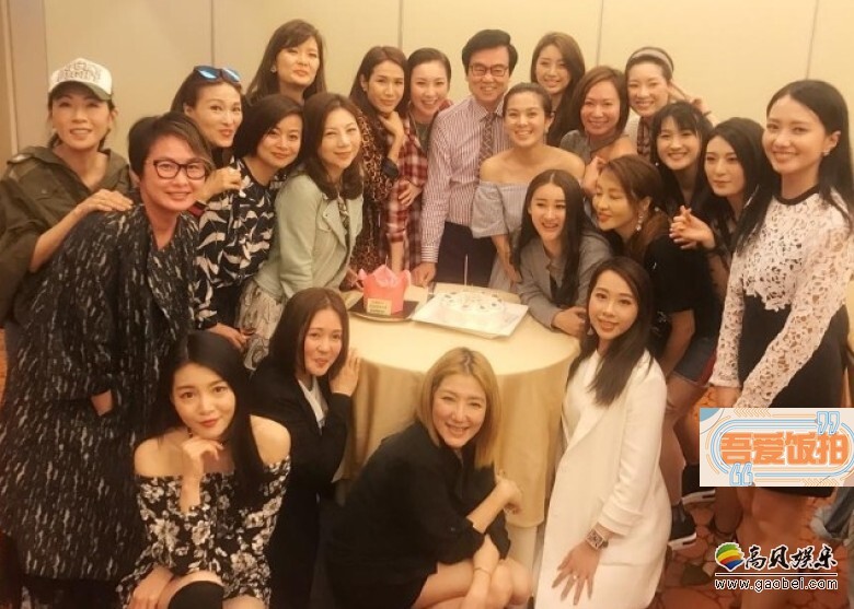 4月8日生日的黄百鸣日前就有一大班美女为他庆祝71岁大寿